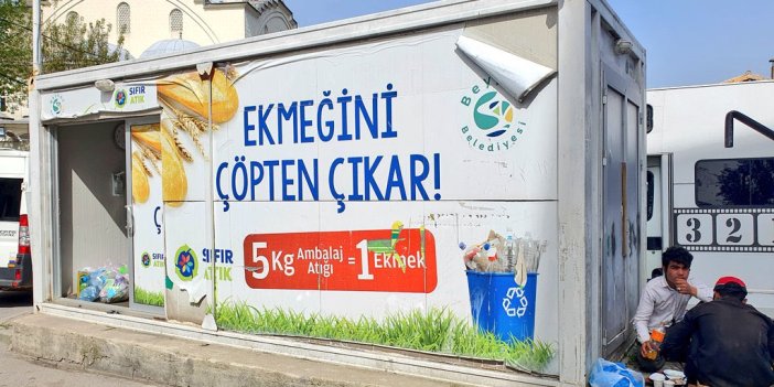 Utanç kampanyası. AKP'li belediyeden 'ekmeğini çöpten çıkar' kampanyası. 5 kg atık getirene 1 ekmek