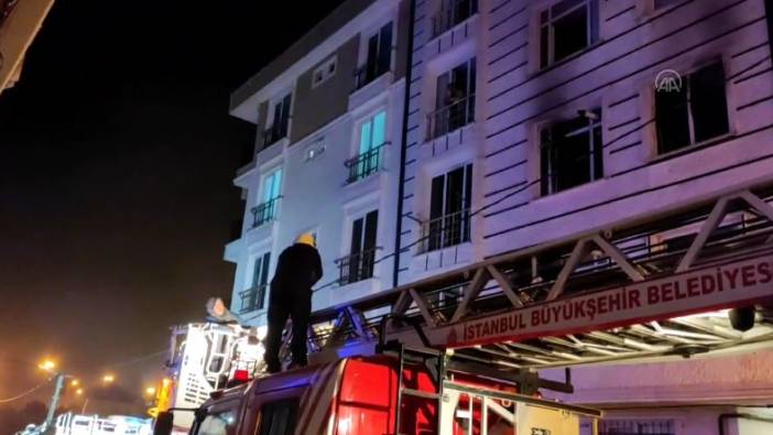 Esenyurt'ta çıkan yangında mahsur kalan 12 kişi kurtarıldı; 3 kişi hastaneye kaldırıldı