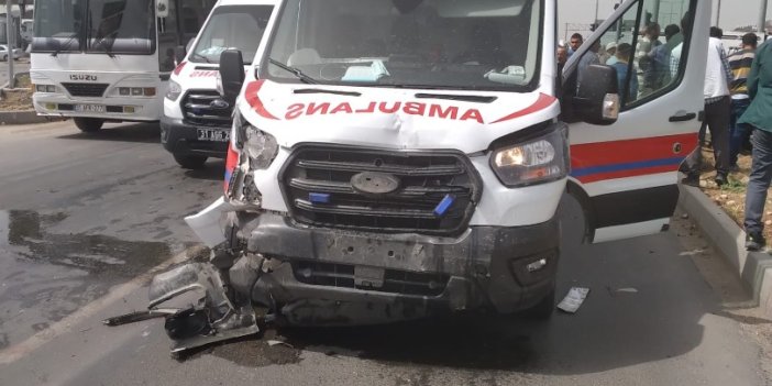 Hasta taşıyan ambulansla otomobil çarpıştı: 1 yaralı
