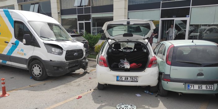 Ankara'da kargo minibüsü, 7 araca çarptı: 2 yaralı