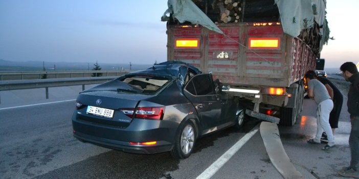 Konya'da otomobil tırın altında kaldı