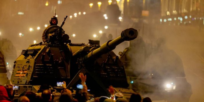 Moskova'da ordu gece vakti sokağa indi. Harekete geçtiler