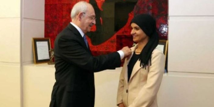 MHP'den istifa edip CHP'ye katıldı. Rozetini Kılıçdaroğlu taktı
