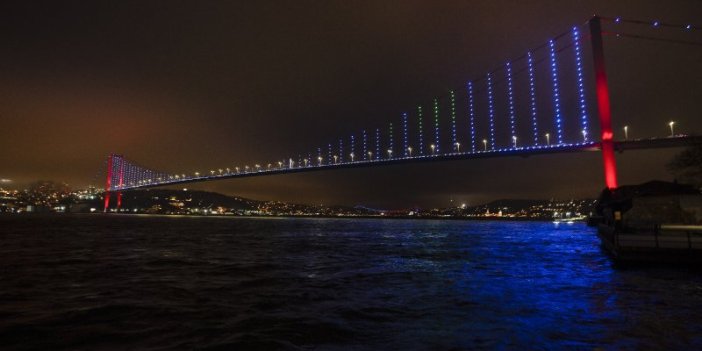 İstanbul Boğazı bordo-mavi renklere büründü