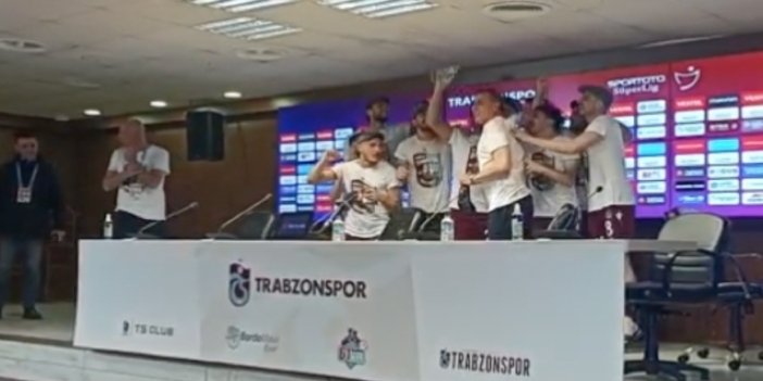 Trabzonsporlu futbolcular,  Ağaoğlu ve Avcı'nın  basın toplantısını bastı