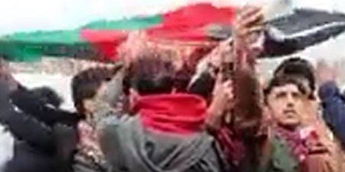 Afganlar vapurda bayrak açıp "Burası artık bizim ülkemiz" diye slogan attılar