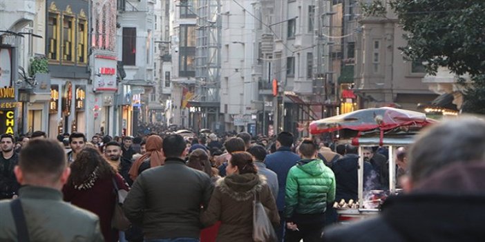 Ünlü yazar turist denilenlerin kim olduğunu deşifre etti. İstanbul Valiliği turist olarak açıklamıştı