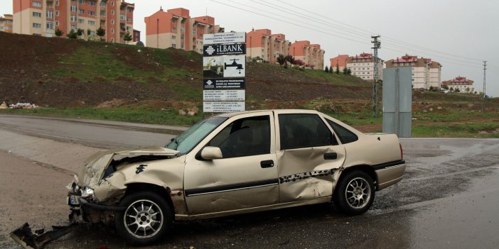 Sivas'ta iki otomobil çarpıştı. 5 kişi yaralandı