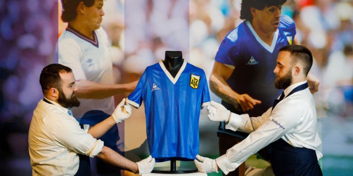 Maradona'nın 'Tanrının eli' forması 7,1 milyon sterline satıldı