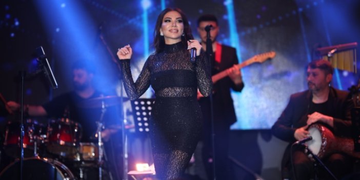 Ünlü şarkıcı Ebru Yaşar sahne aldığı mekanları sallamaya devam ediyor