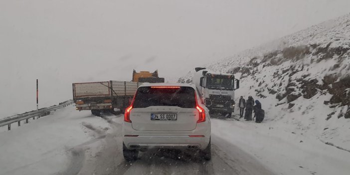 Van'da mayıs ayında kar esareti: Araçlar yollarda kaldı