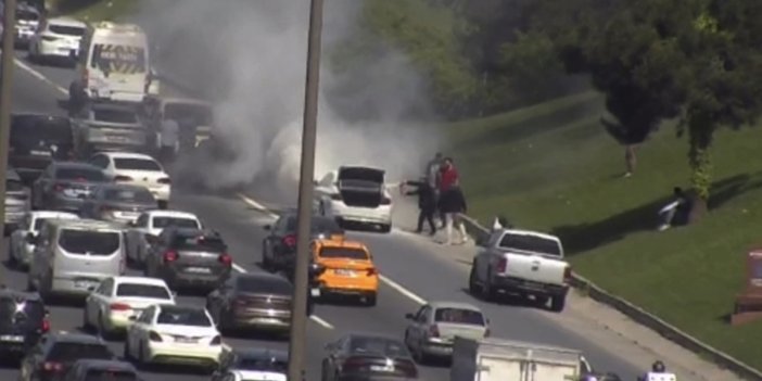 TEM Otoyolu'nda otomobil yandı! Sürücüler yardıma koştu…