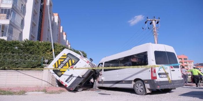 İki okul servisi çarpıştı '9'u öğrenci 14 yaralı'