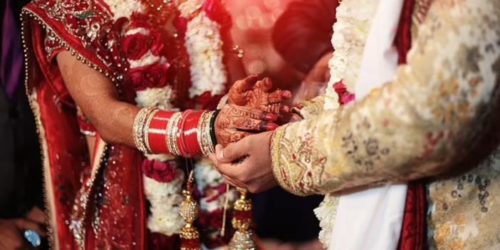 Toplu düğünde elektrikler kesilince kız kardeşler yanlış damatlarla evlendirildi