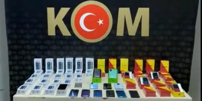 İzmir'de gümrük kaçağı cep telefonları ele geçirildi