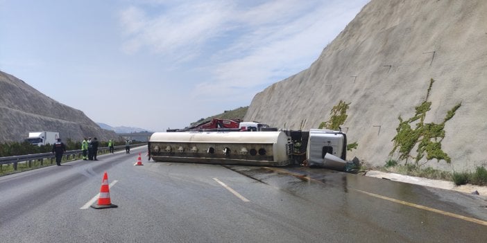 TIR, otomobile ve istinat duvarına çarpıp devrildi! Bursa istikameti kapandı…