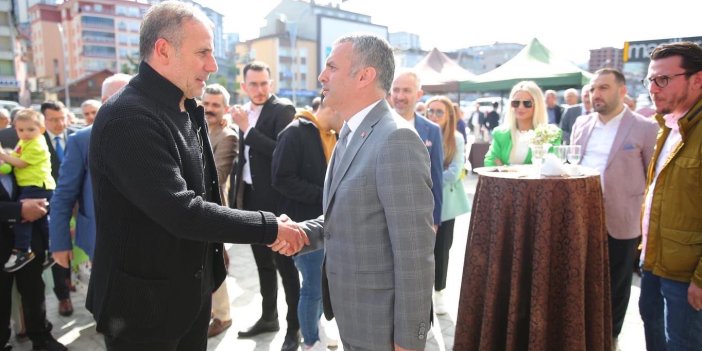 Trabzonspor Teknik Direktörü Abdullah Avcı, İyi Partili Yomra Belediye Başkanı Mustafa Bıyık'la açılışa katıldı