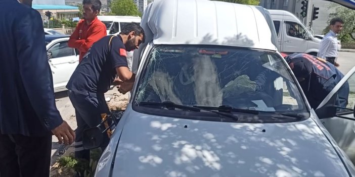 Elazığ'da otomobil ile hafif ticari aracın çarpışması sonucu 4 kişi yaralandı