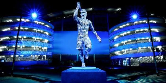 Manchester City, Agüero'nun heykelini dikti. 10 önceki haliyle