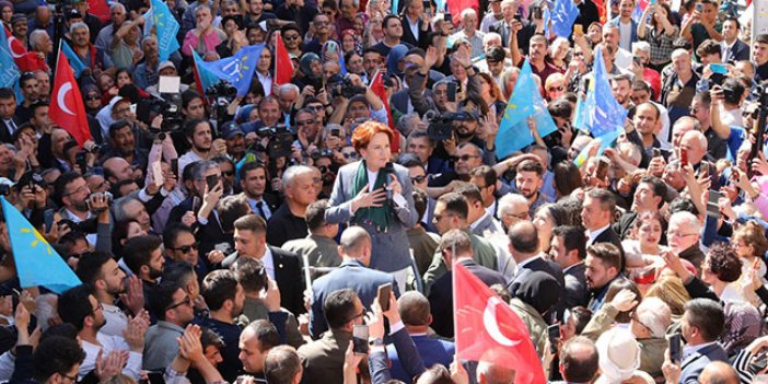 Meral Akşener Mersin'e giderken Karaman'a uğradı! Büyük bir kalabalık karşıladı