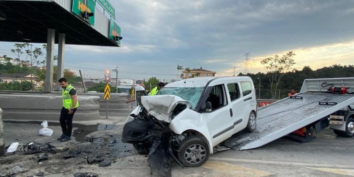 Gişelerde araç beton bariyere çarptı: 2 yaralı