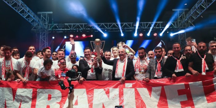 Ümraniyespor şampiyonluk sevincini büyük bir coşkuyla kutladı