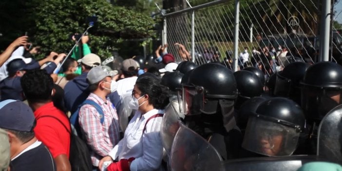 Öğrenciler yolsuzluk iddiasıyla rektör seçimini protesto etti