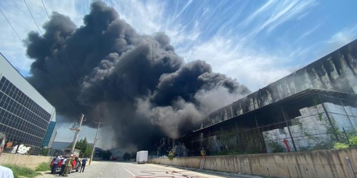 Bursa'da fabrika yangını. Karadumanlar gökyüzünü kapladı 