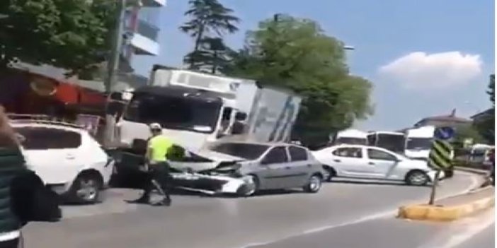 Kadıköy'de facia ucuz atlatıldı! 3 otomobile çarparak durdu...