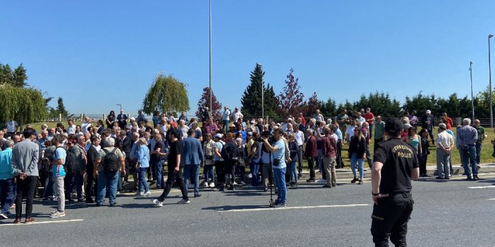 Yüzlerce vatandaş Atatürk Havalimanı’nın önünde