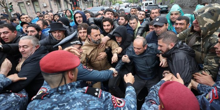 Ermenistan’da sivil itaatsizlik eylemleri tavan yaptı. Bir günde 286 kişi gözaltına alındı