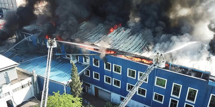 Arnavutköy’deki yangın yandaki binalara sıçradı. Fabrika saatlerdir yanmaya devam ediyor