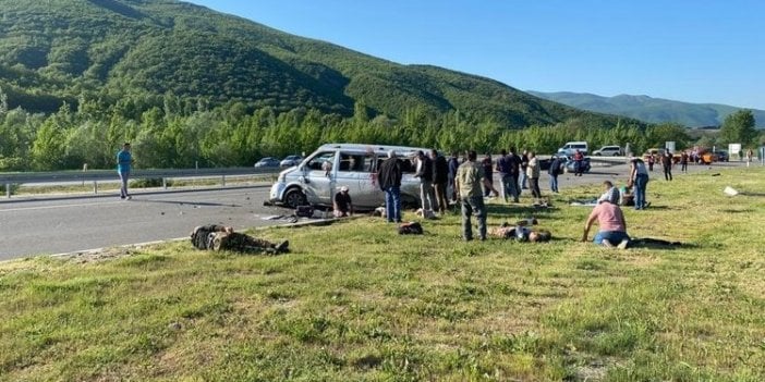 İşçileri taşıyan minibüs kaza yaptı: 2 ölü, 12 yaralı