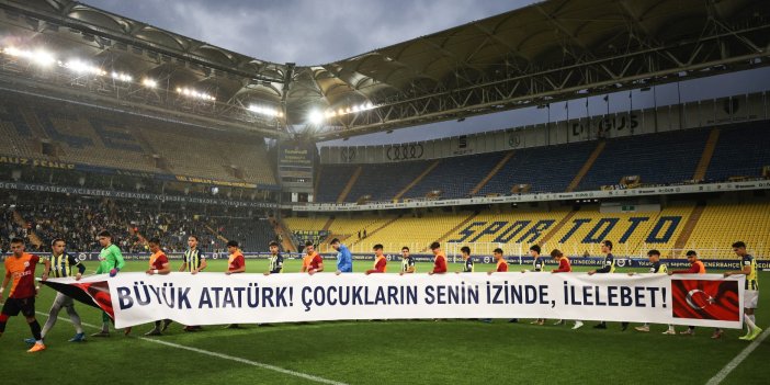 Fenerbahçe Galatasaray derbisinde gençler sahaya "Büyük Atatürk! Çocukların izinde, ilelebet" pankartıyla çıktılar