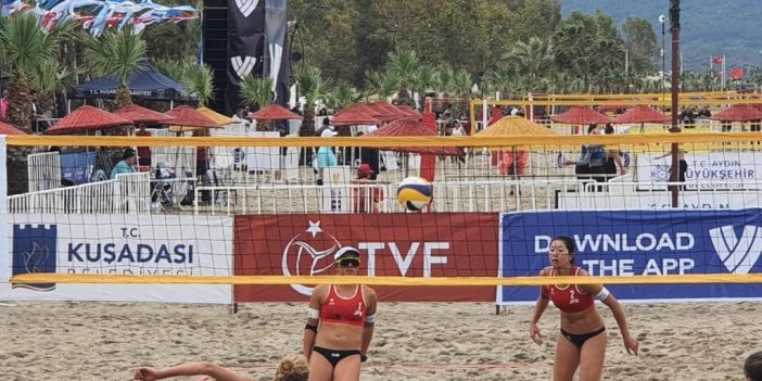 Kuşadası'nda plaj voleybolu heyecanı