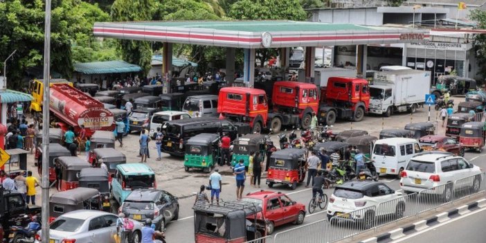 Temerrüde düşen Sri Lanka’da benzin bitti hayat durdu