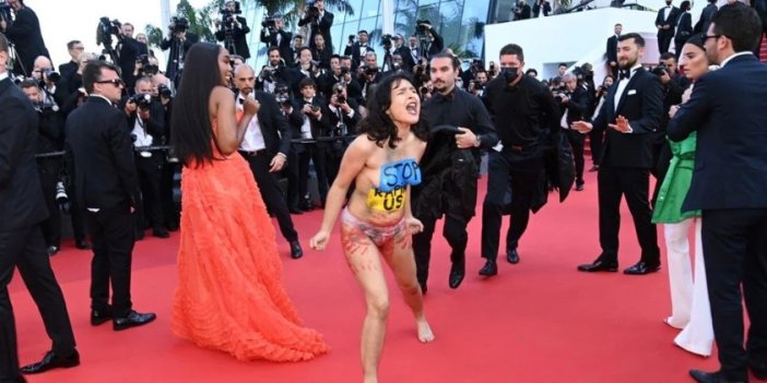 Cannes film festivaline'de çıplak protesto: Bize tecavüz etmeyi bırakın