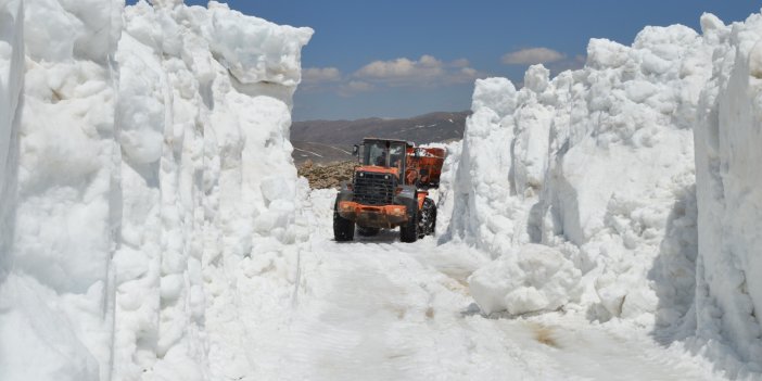 Antalya'da Mayıs ayında karla kaplanan yollar için çalışmalar sürüyor