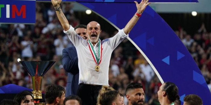 Şampiyon Milan'ın hocası Stefano Pioli'nin madalyasını çaldılar