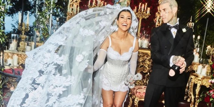 Travis Barker, düğünde dişleriyle Kourtney Kardashian'ın jartiyerini çıkardı