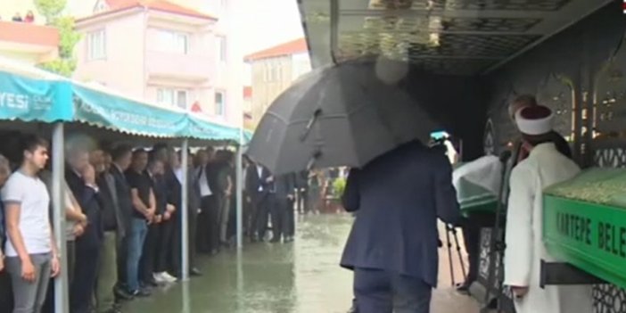 Aniden bastıran yağmur nedeniyle dakikalarca yerinde bekledi. Erdoğan'a hava muhalefeti