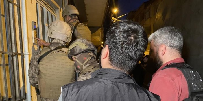 İstanbul'da polis ev bastı camdan uyuşturucu yağdı