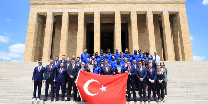 Avrupa şampiyonu Anadolu Efes, Atatürk'ün huzuruna çıktı