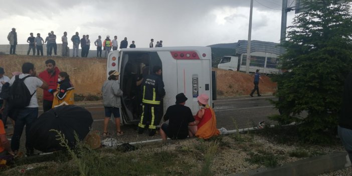 Antalya'da turistleri taşıyan midibüs devrildi: 22 yaralı