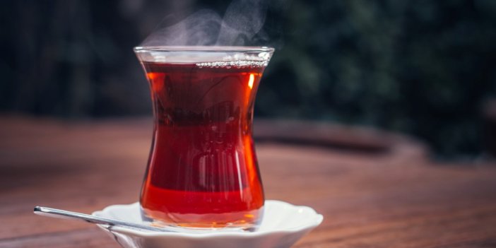 Gazeteci Orhan Yıldırım gittiği AVM'de şok yaşadı. Ünlü kafede bir bardak çayın fiyatı benzinle yarışıyor