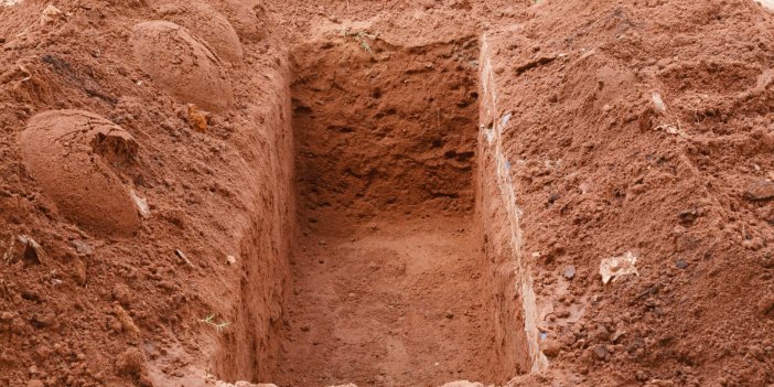 Karısını elleriyle gömdü evine gidince eşini karşısında gördü