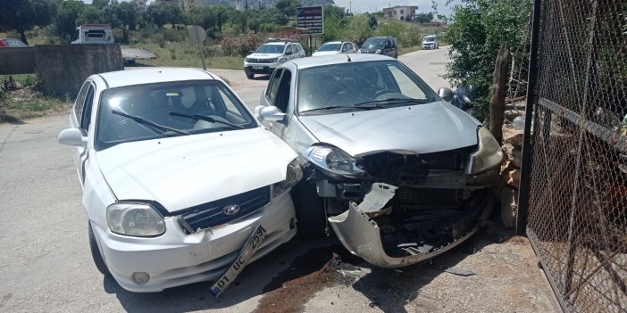 Adana'da iki otomobil çarpıştı, 2'si çocuk 3 kişi yaralandı