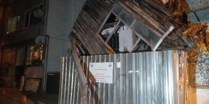 Fatih'te 2 katlı ahşap bina çöktü