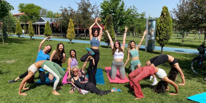 Eskişehir'de kadınlar 'yoga yasağını' yoga yaparak deldi