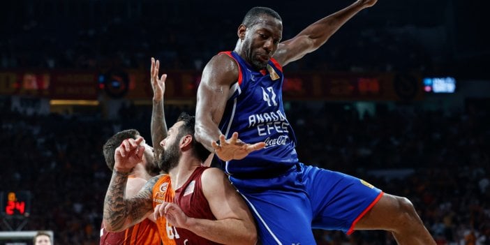 Anadolu Efes Galatasaray'ı yenerek seride öne geçti